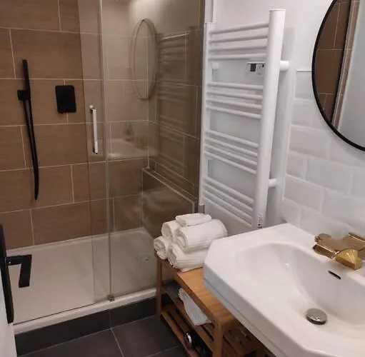 La Avec Jacuzzi/balnéo Сasa de vacaciones